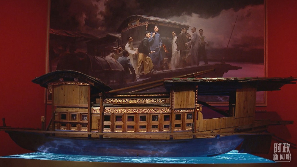 △一大红船模型（总台央视记者凌枫拍摄）△一大会址复原场景（总台央视