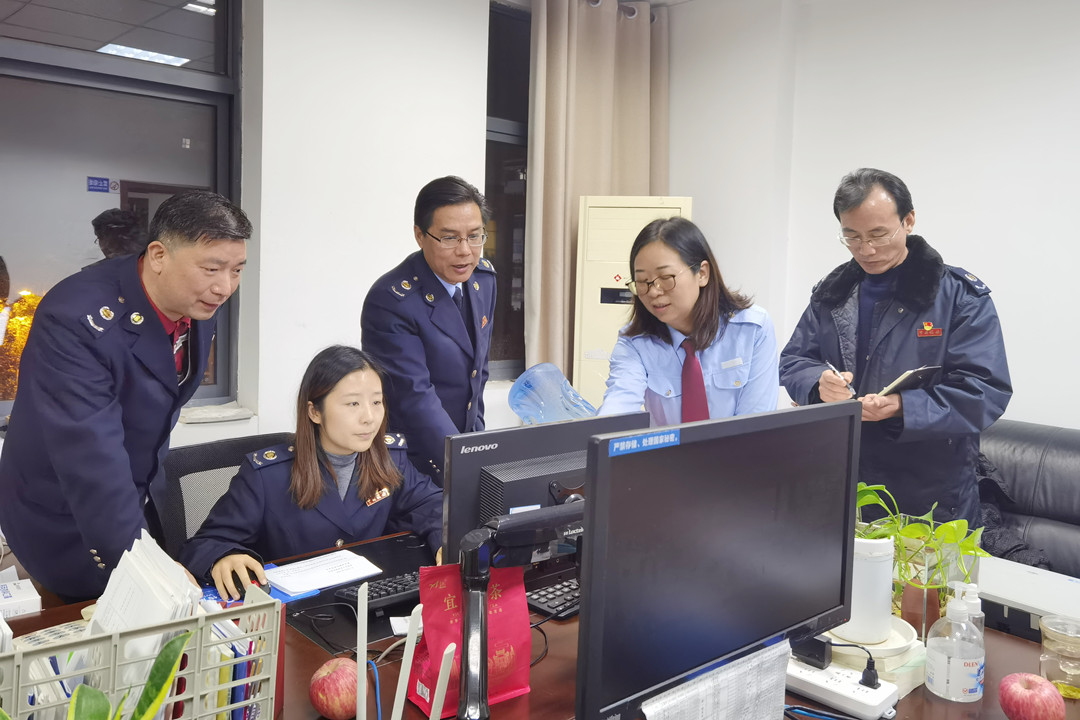 2.宜昌市猇亭区税务局党委书记、局长李敬之局长（中间）.jpg