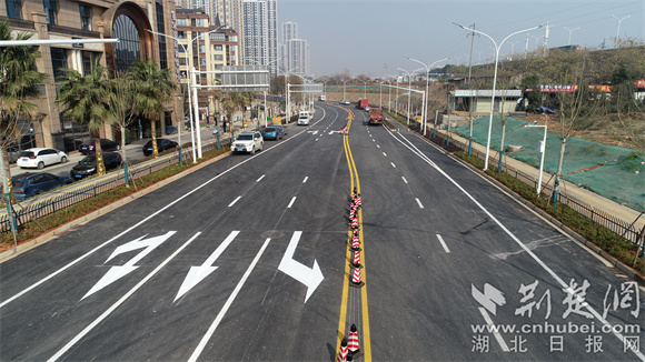 青菱河东路交通标识线已经划好.jpg