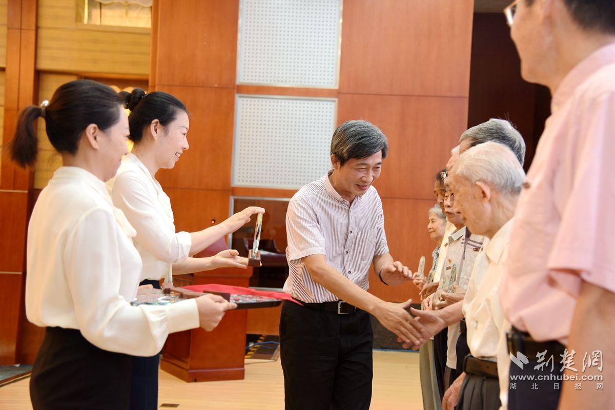 华中农业大学为“光荣从教30年”离退休教师代表颁发纪念牌.jpg.jpg