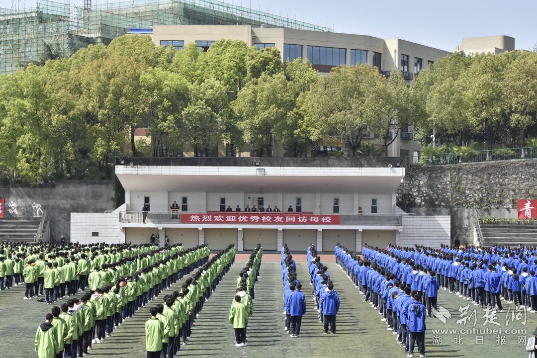 图为三峡高中校友与全校师生分享人生感悟。刘望舒摄.jpg.jpg