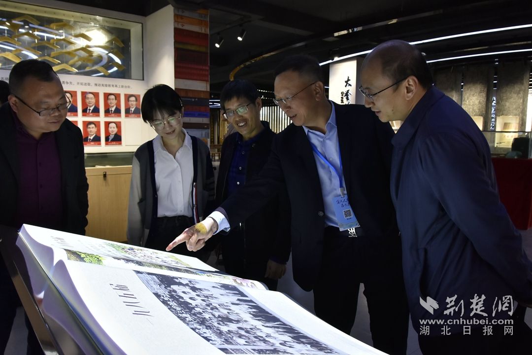 图为三峡高中校友参观校史馆。刘望舒摄.jpg.jpg