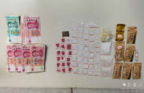 黄冈警方查扣一批毒品及涉案资金_副本.jpg