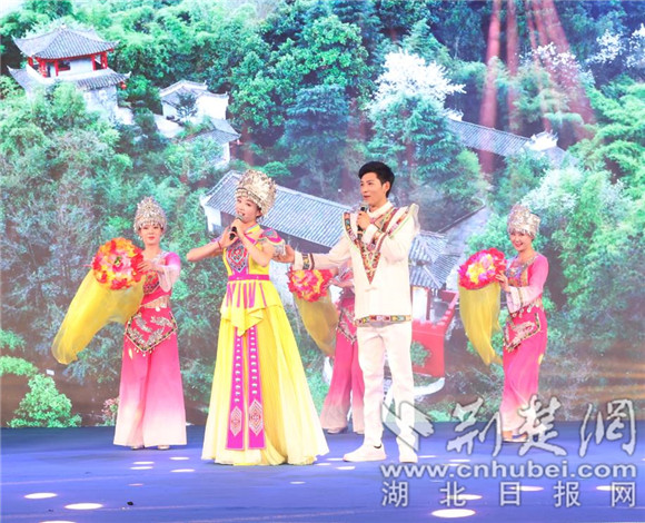 幺妹阿哥展现土苗风情.jpg
