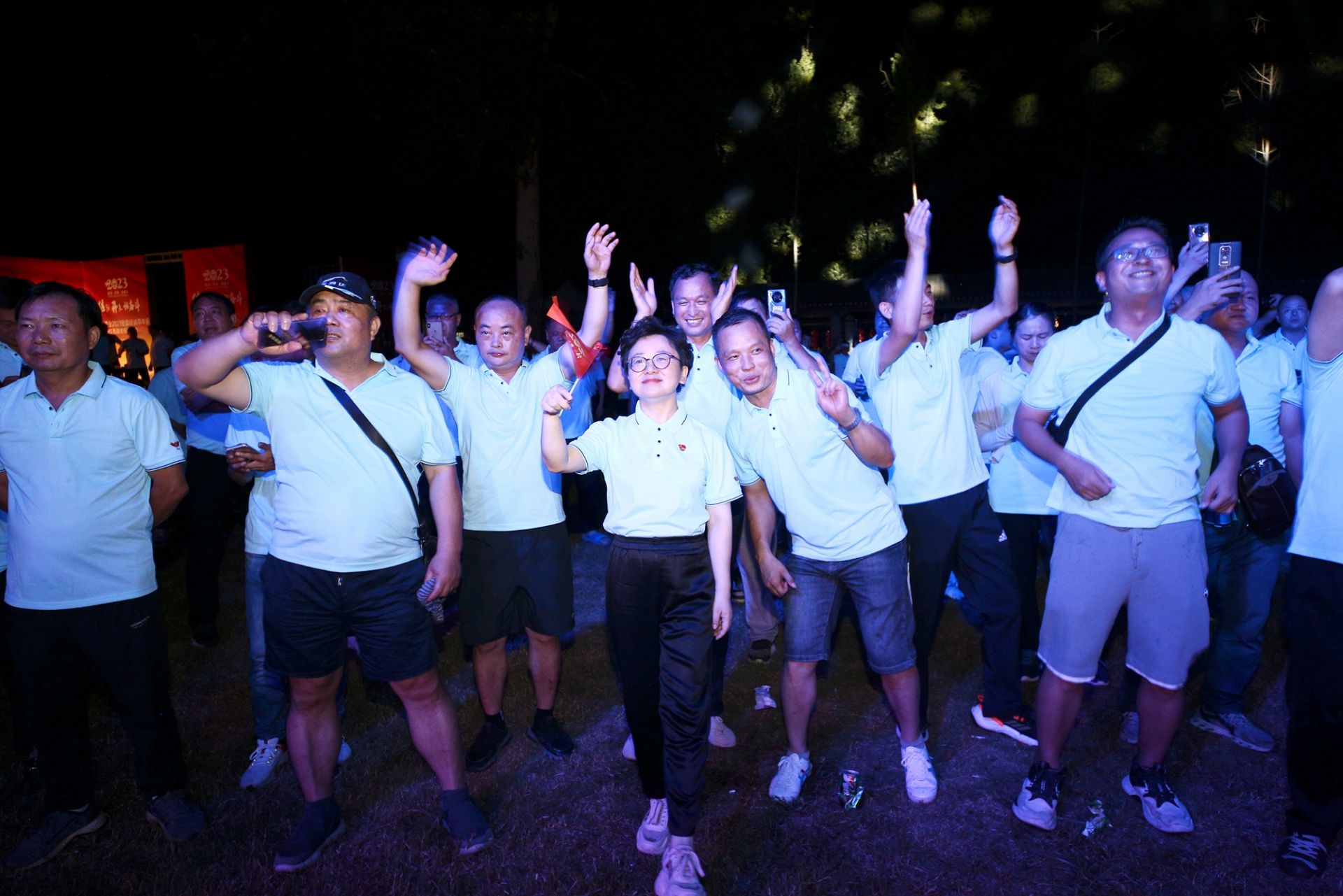 3-4  现场氛围热烈，厂商其乐融融.jpg.jpg