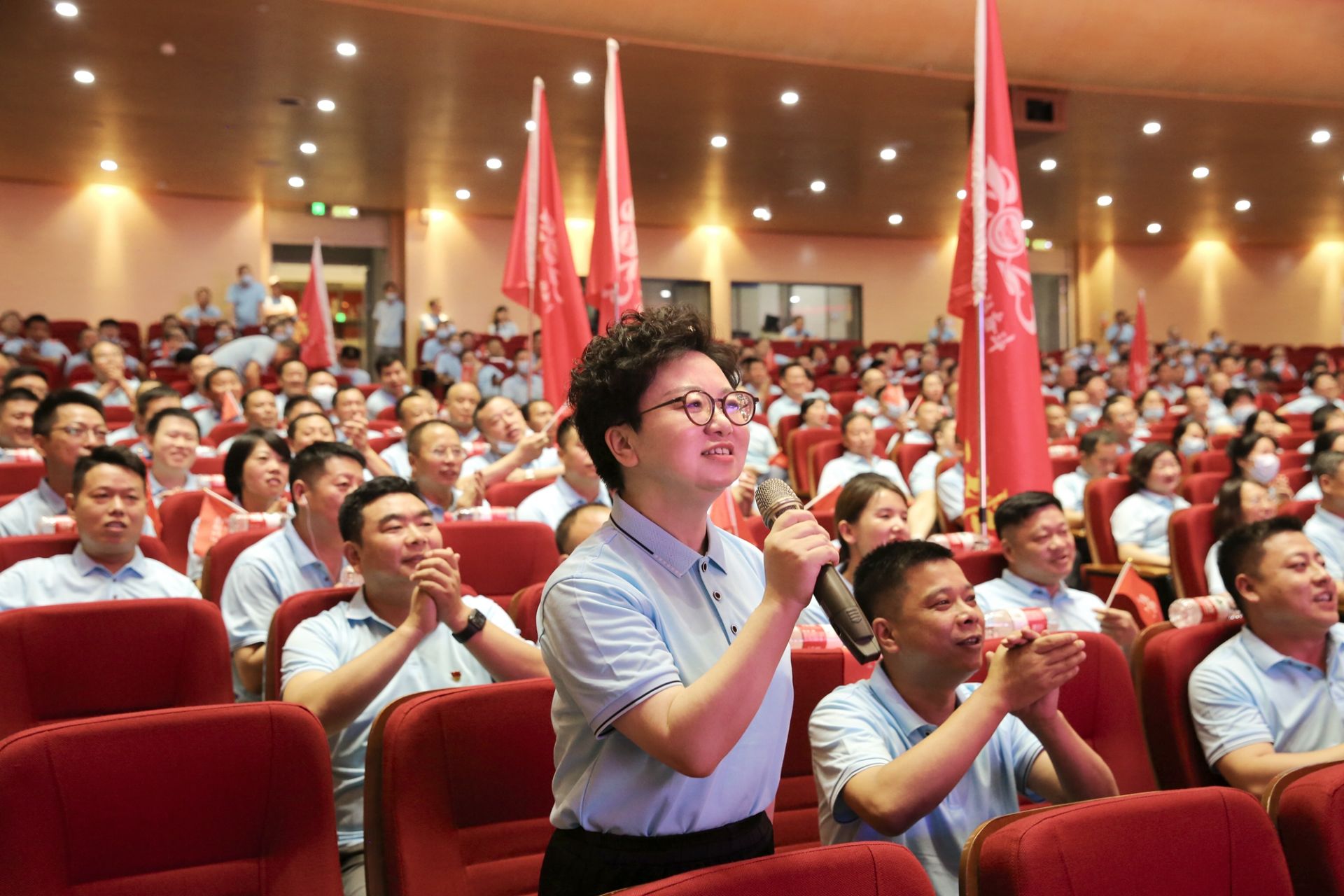 2-4 方丽华深情演唱.jpg.jpg