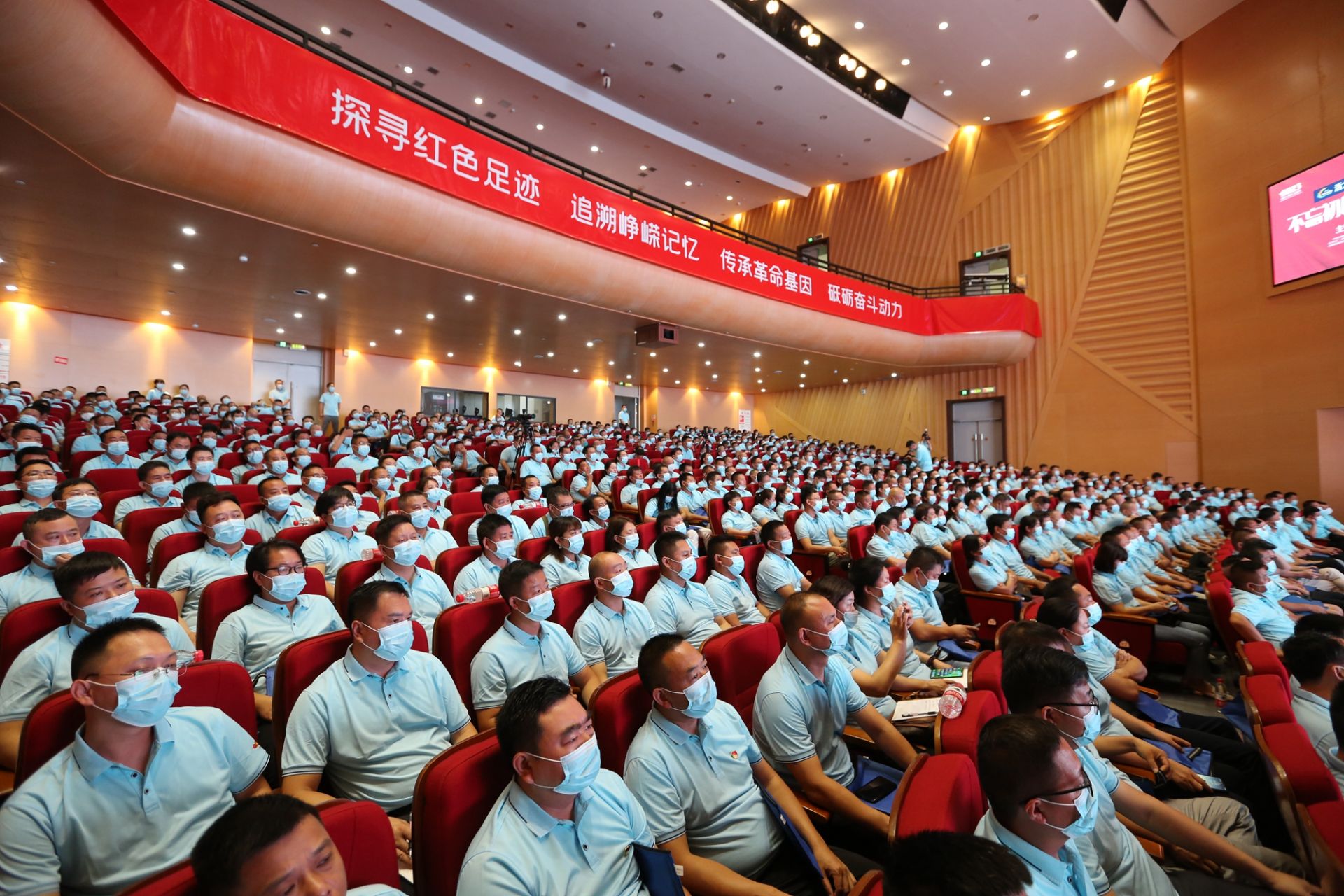 1-3 全国经销商认真聆听红色讲座.jpg.jpg