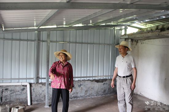 王三元为低保户张凤元建的档雨顶棚_副本.jpg