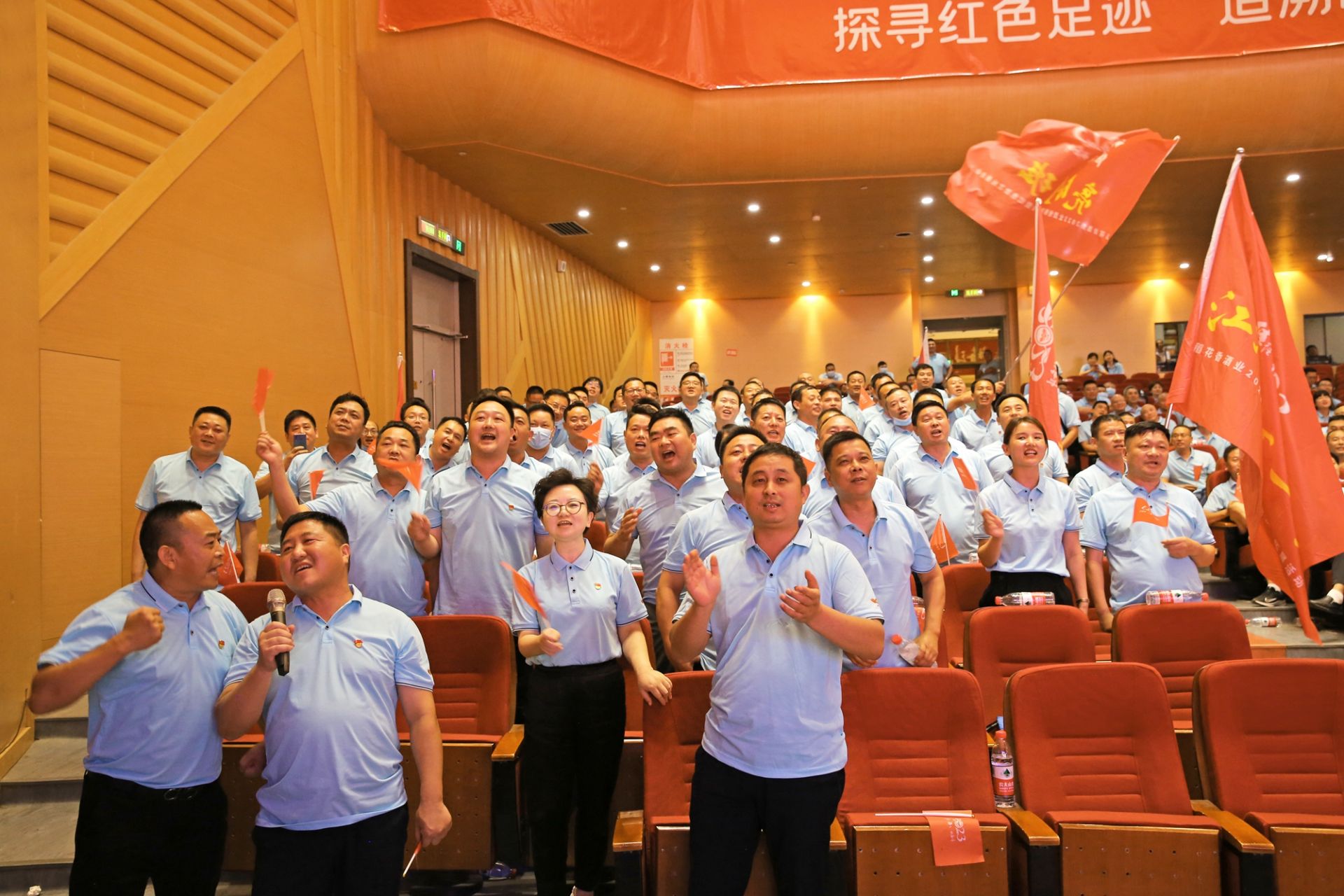 2-5 何成领唱《小白杨》.jpg.jpg