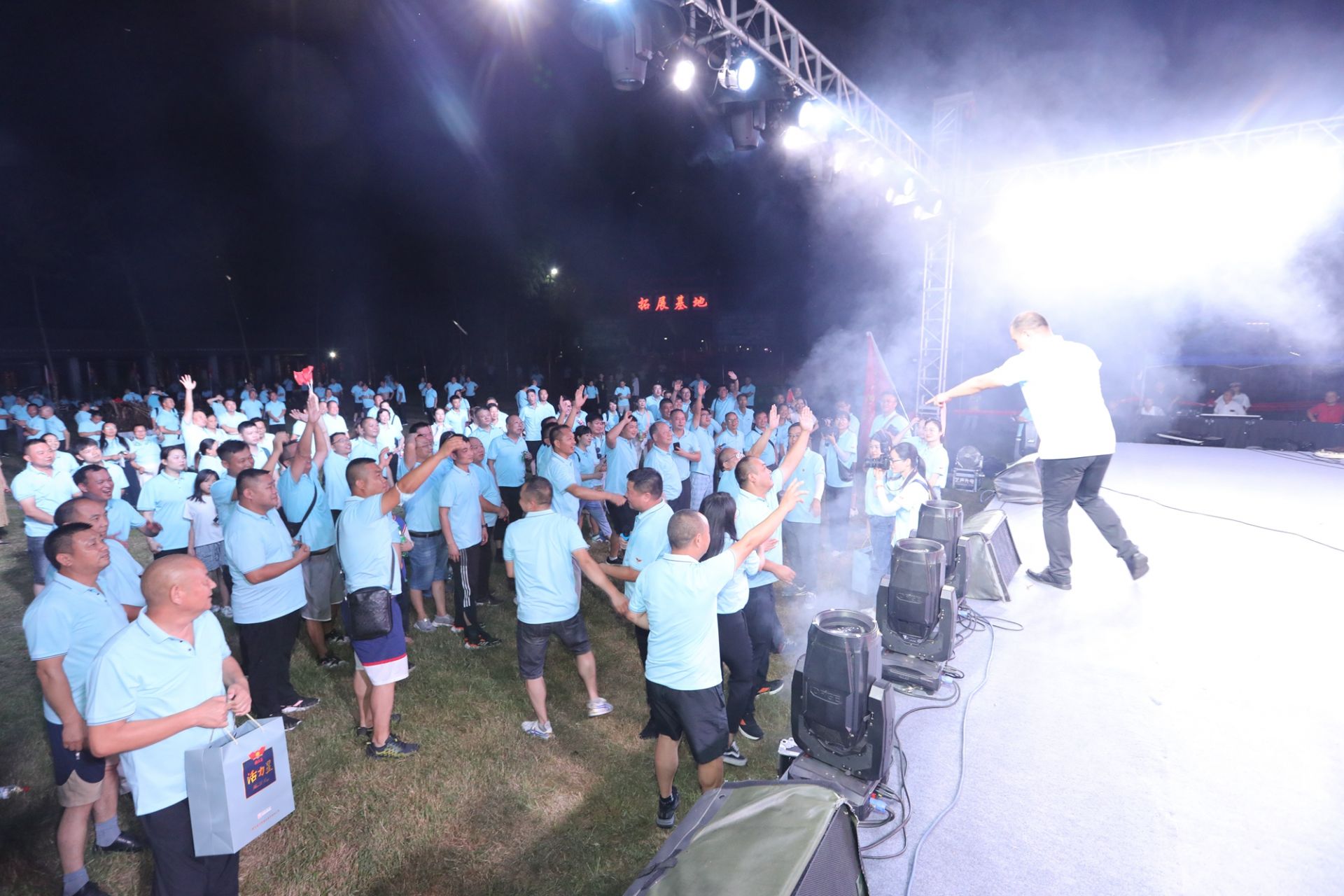 3-7 经销商踊跃参与红色知识有奖问答.JPG.JPG