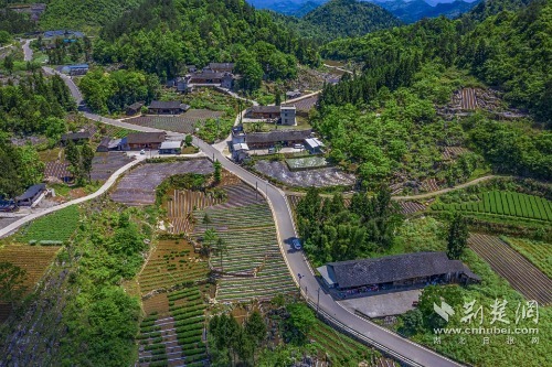 宣恩县椒园集镇至锣圈岩段公路，全长8公里，途经椒园村、凉风村、锣圈岩村，该公路建成既有效带动沿线烟叶等产业发展，又是曜天眼景区的