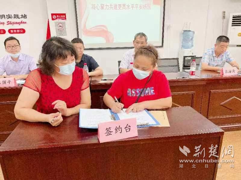 居民代表现场签约。.jpg