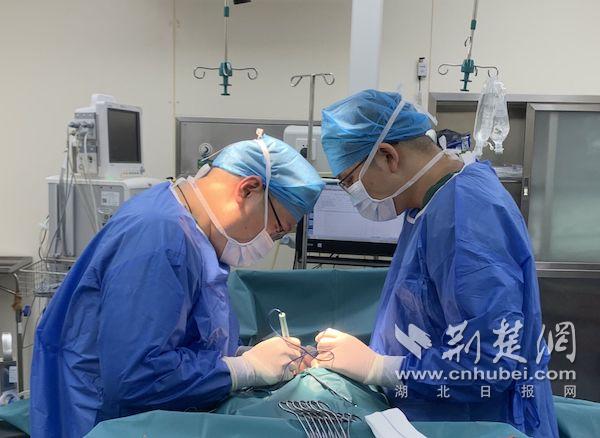 疝与腹壁外科专家在为患者实施手术.jpg