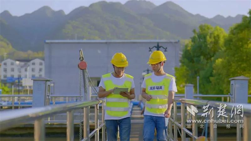 光谷环保水务工作人员核查工作.jpg