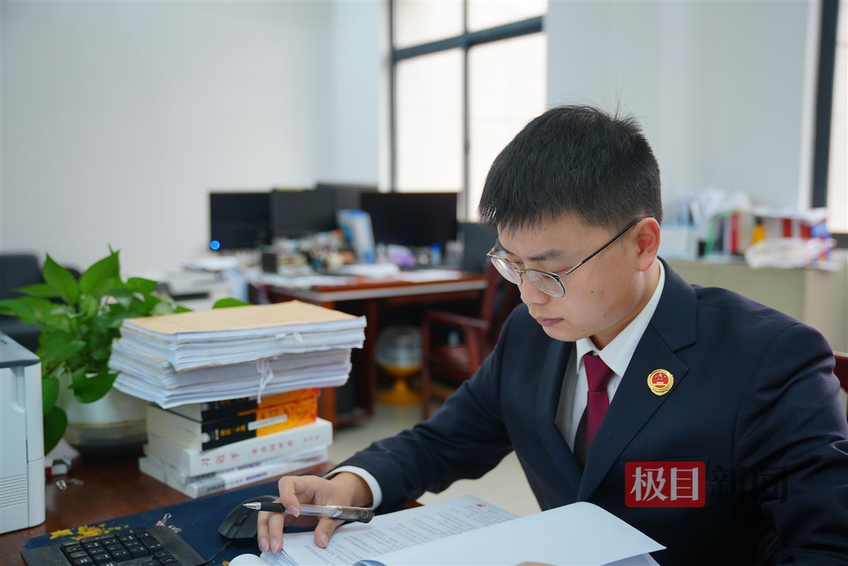 承办检察官查看案卷经查证，林某的6张银行卡在短时间里转入流水金额943万