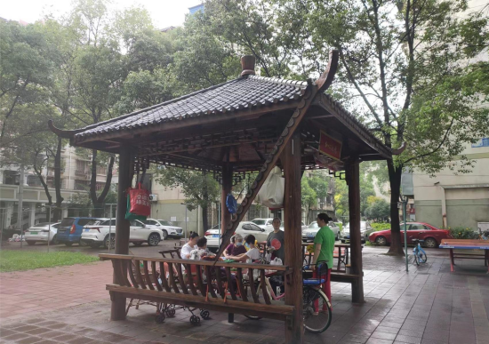 123社区原木制凉亭破损照_副本.png.png