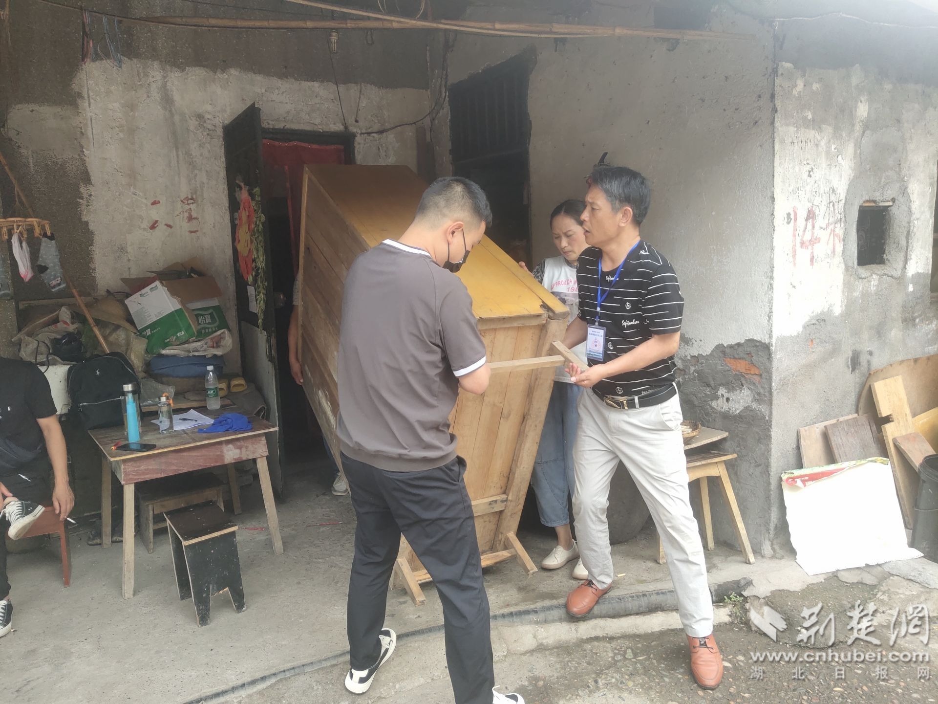 专班工作人员帮助老人搬家.jpg.jpg