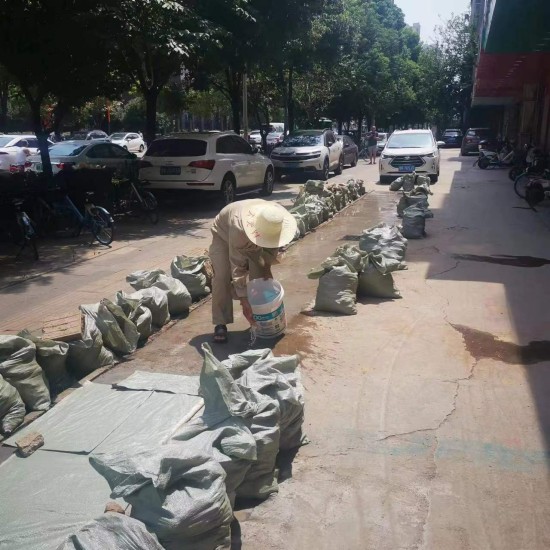 美地家园南门路面破损维修_副本.jpg