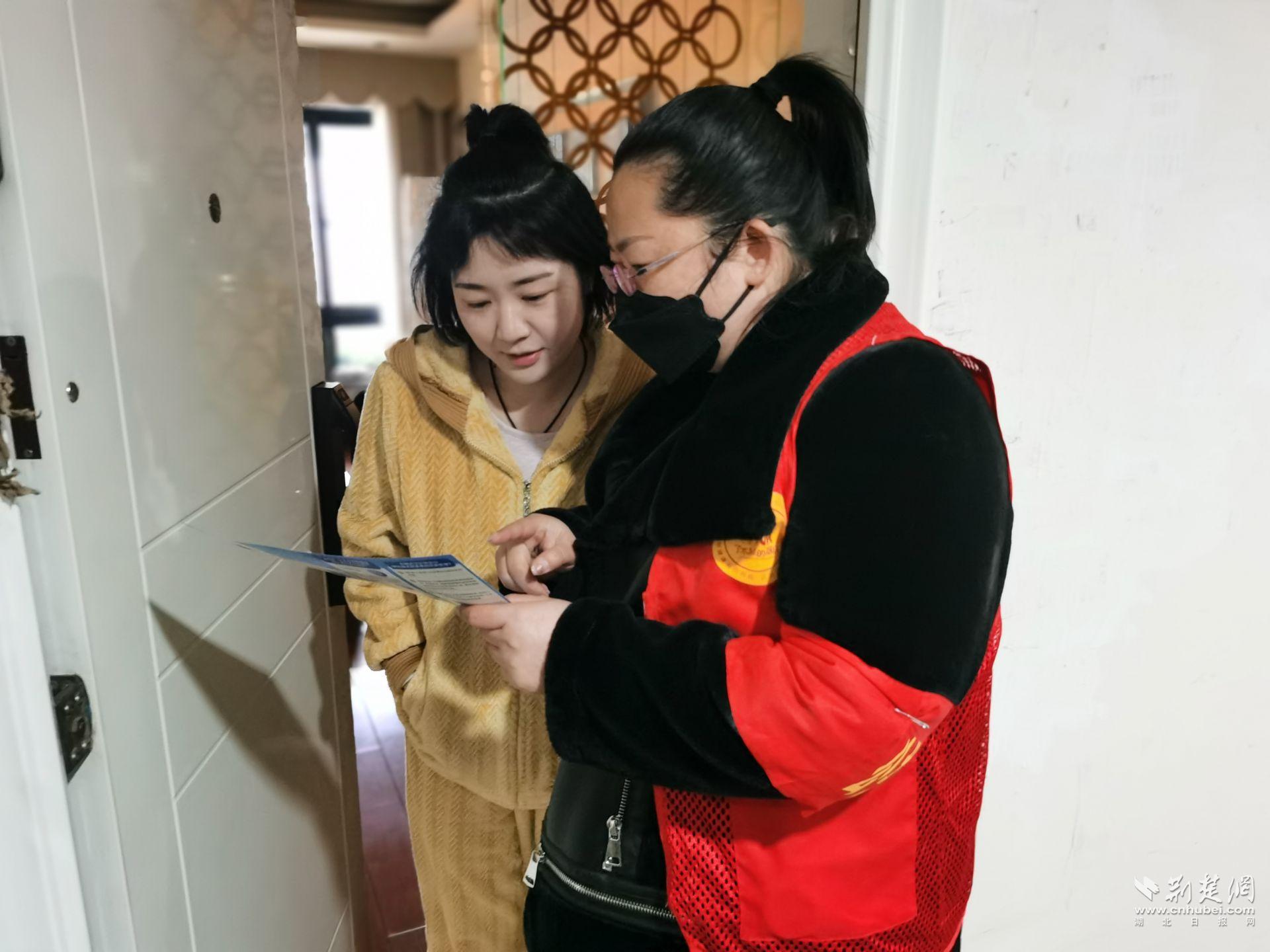 网格员上门向居民宣传1.jpg.jpg