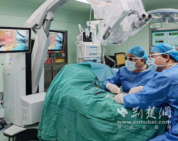 神经外科专家团队在为患者实施手术.jpg.jpg