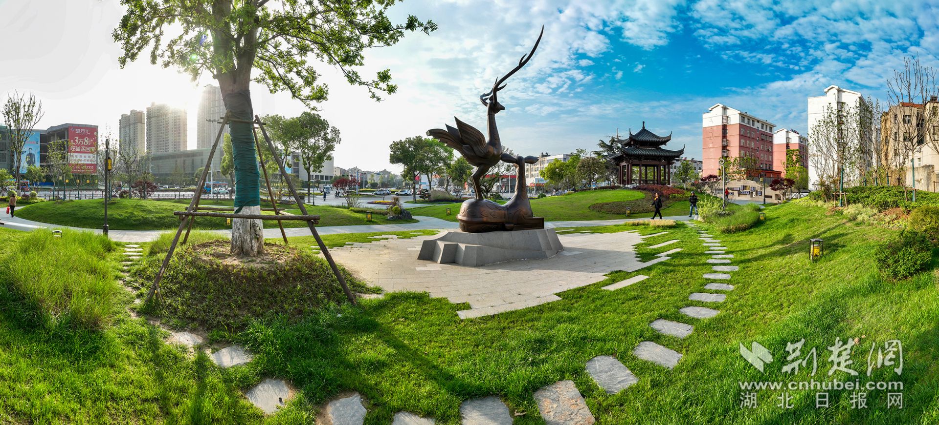 傍晚时分，市民纷纷来到吴禄贞体育公园休闲锻烤.jpg.jpg