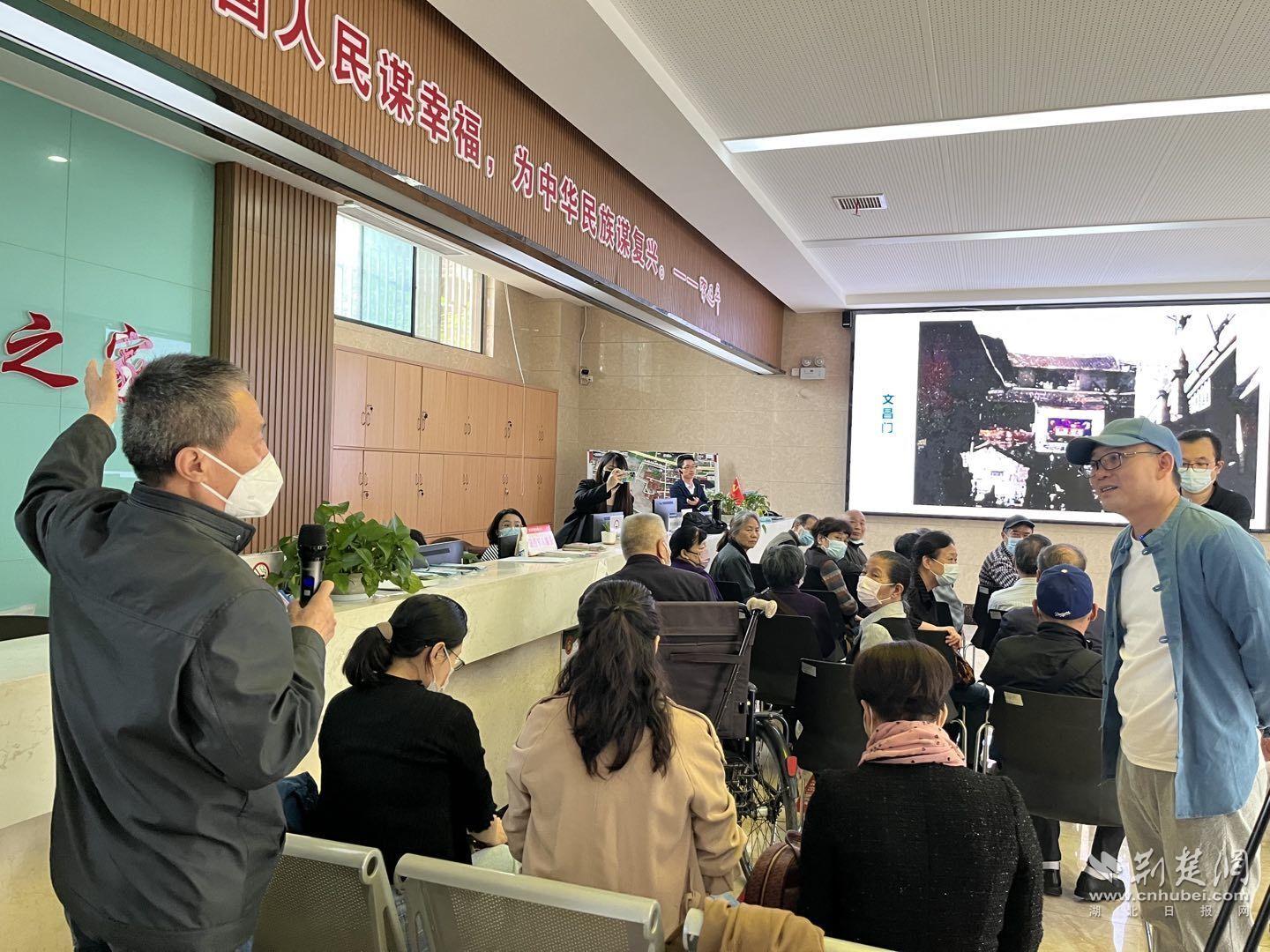 起哥与居民互动.jpg.jpg