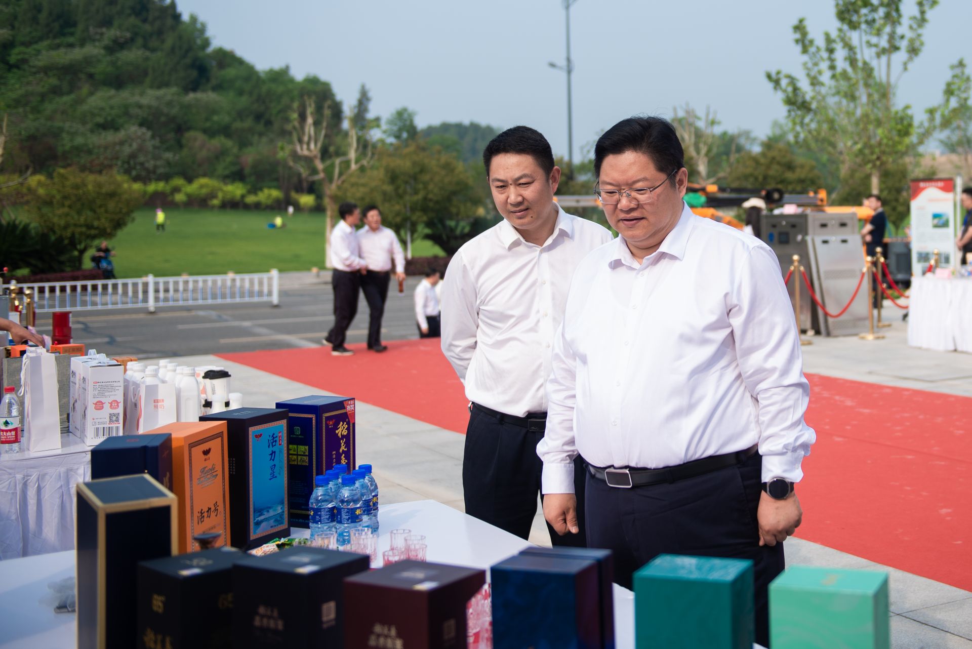 5 夷陵区委书记肖鹏飞（右）查看稻花香系列产品.jpg.jpg
