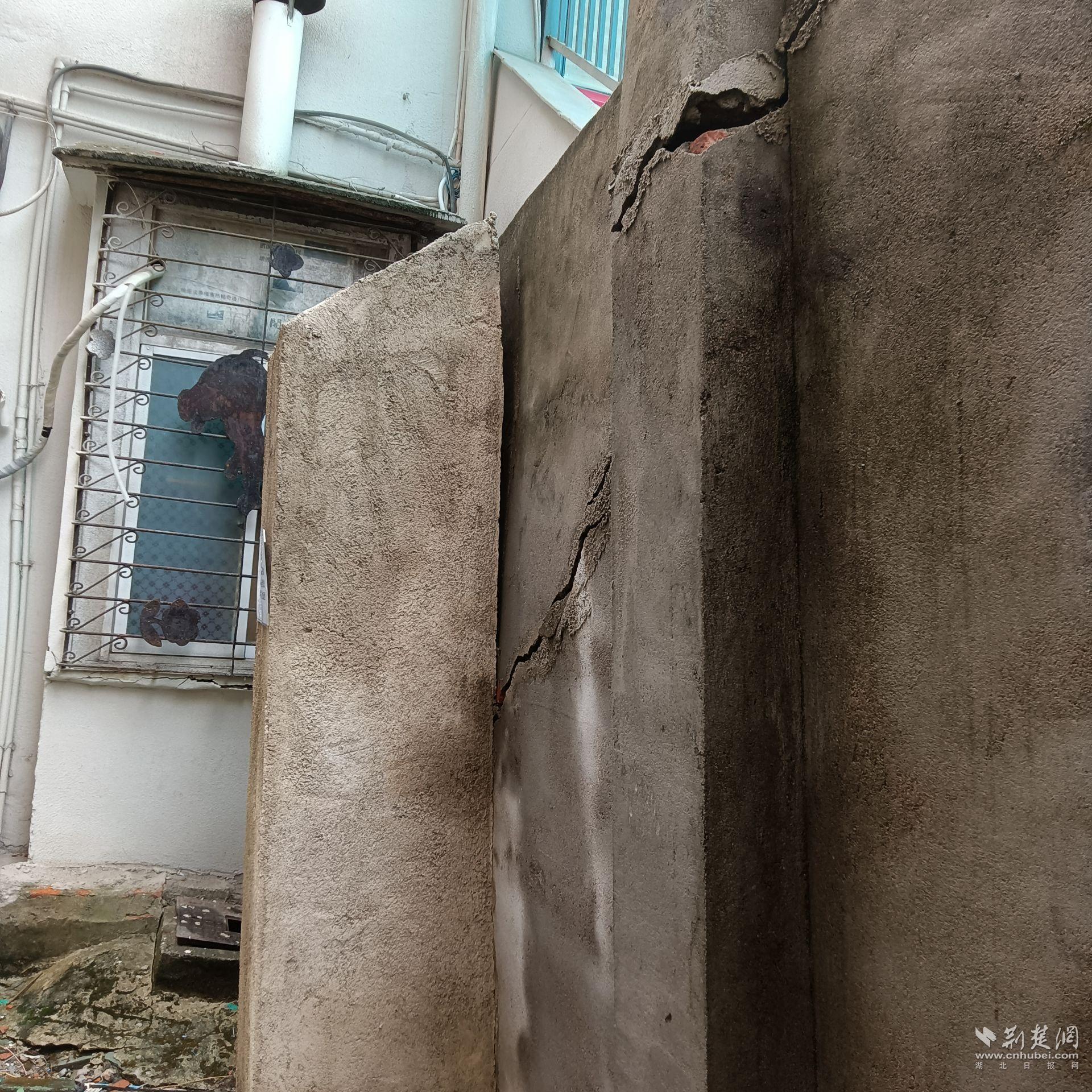 出现断裂的围墙.jpg.jpg