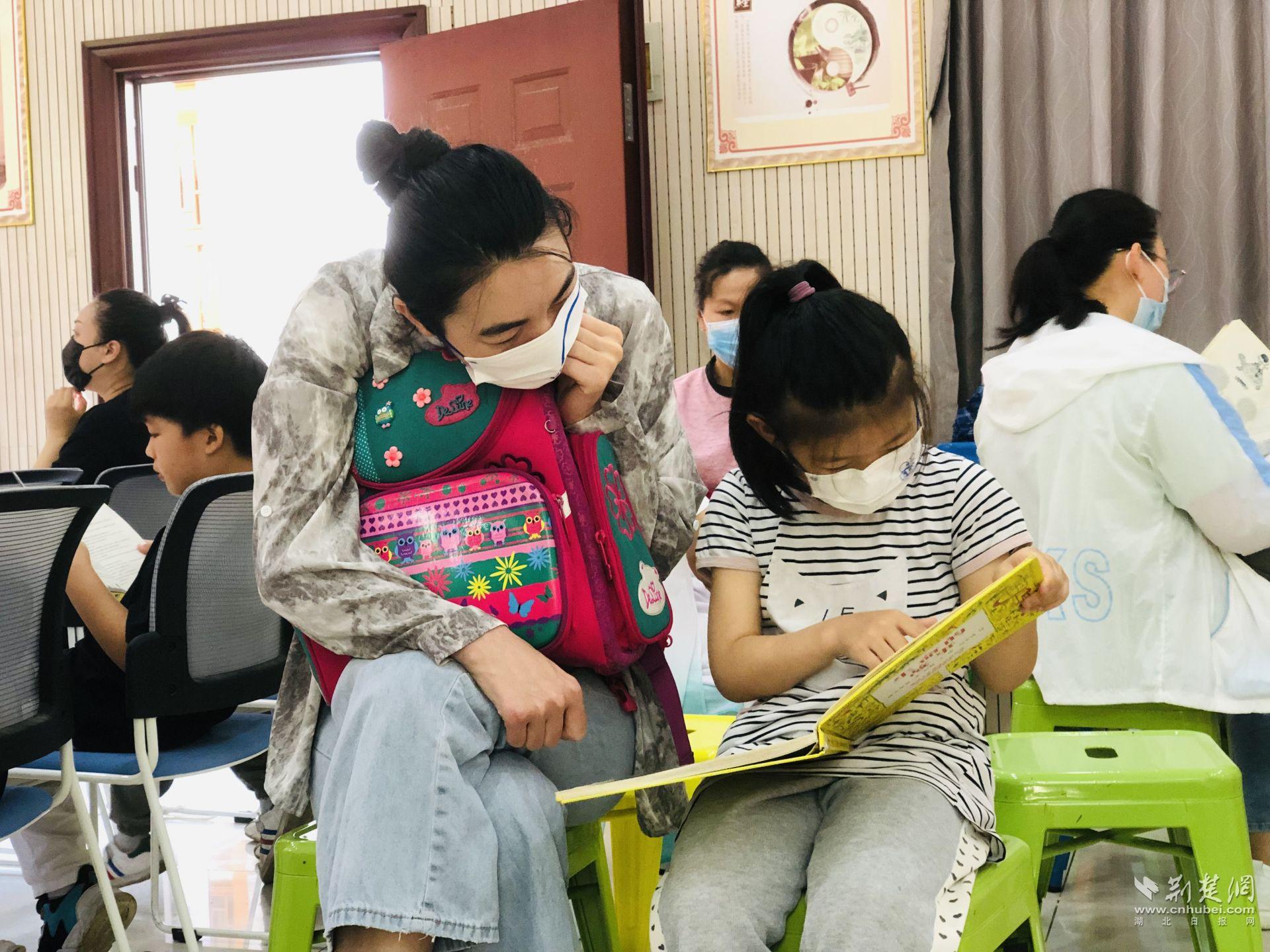 家长和孩子阅读互动.jpg.jpg