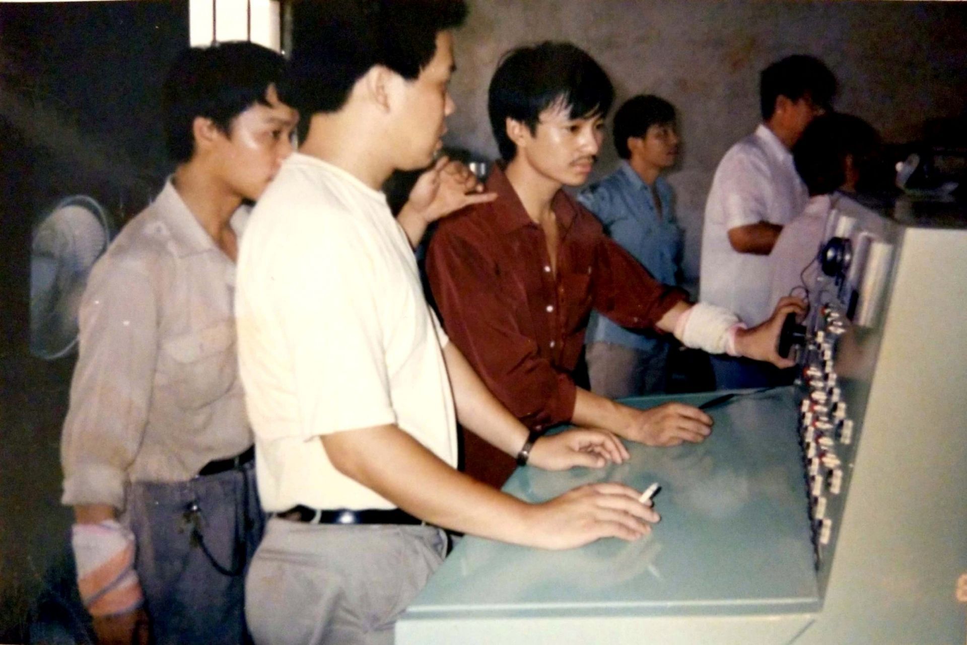 杨斌 1994年,西高所专家到枣阳厂指导生产新产品KYN1高压柜.jpg.jpg