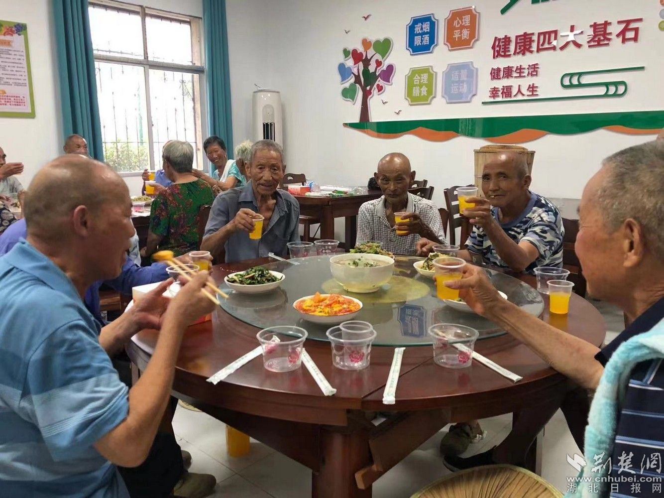 彭店乡乳山村老人在幸福食堂就餐.jpg.jpg