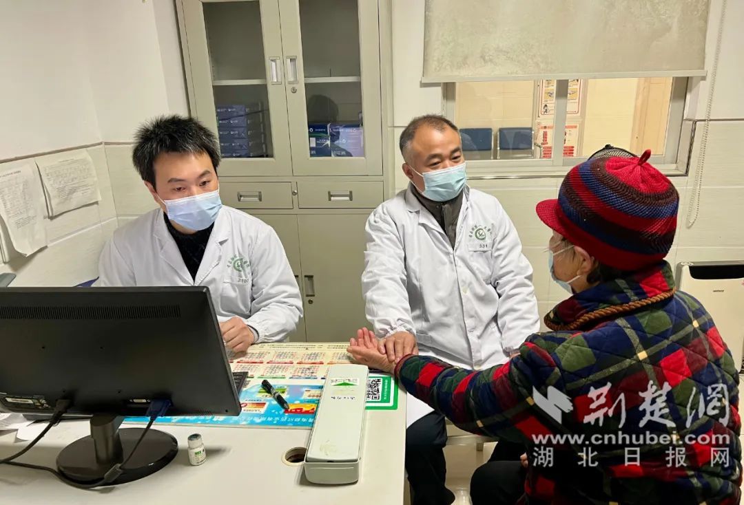 孝昌籍在汉医疗专家回乡在县第一人民医院开展义诊活动1_副本.jpg.jpg