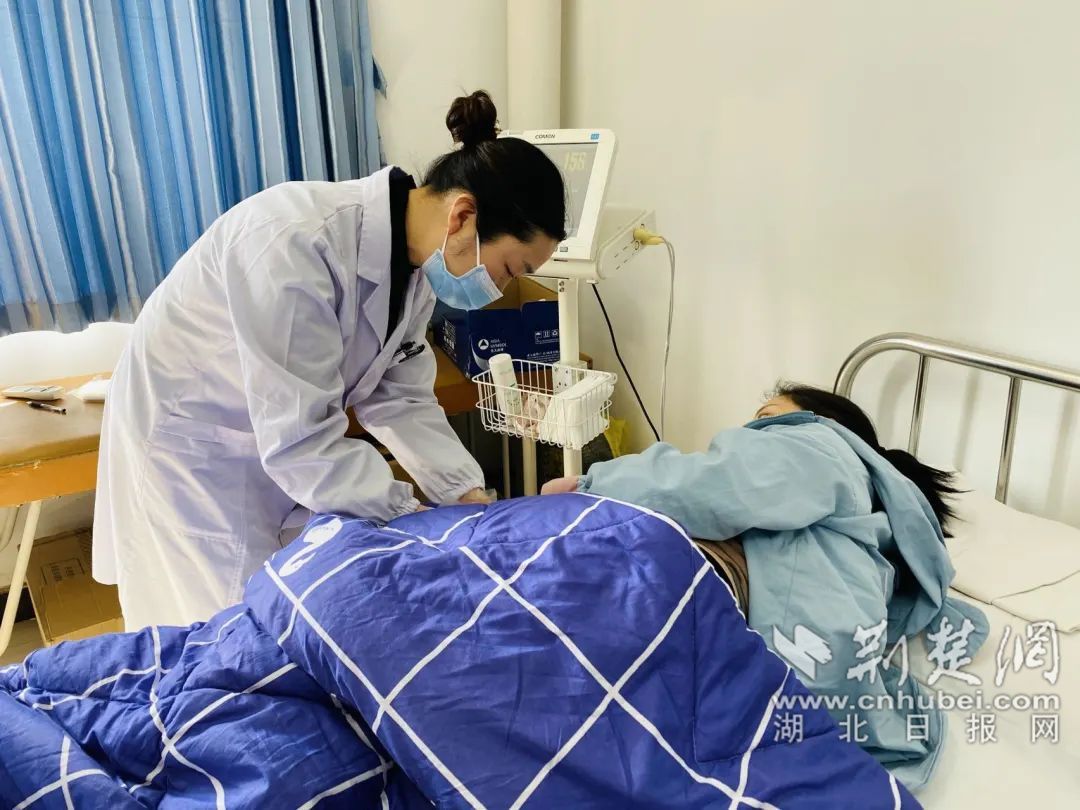 孝昌县妇幼保健院妇产科医生汤玲正在给产妇看诊_副本.jpg.jpg