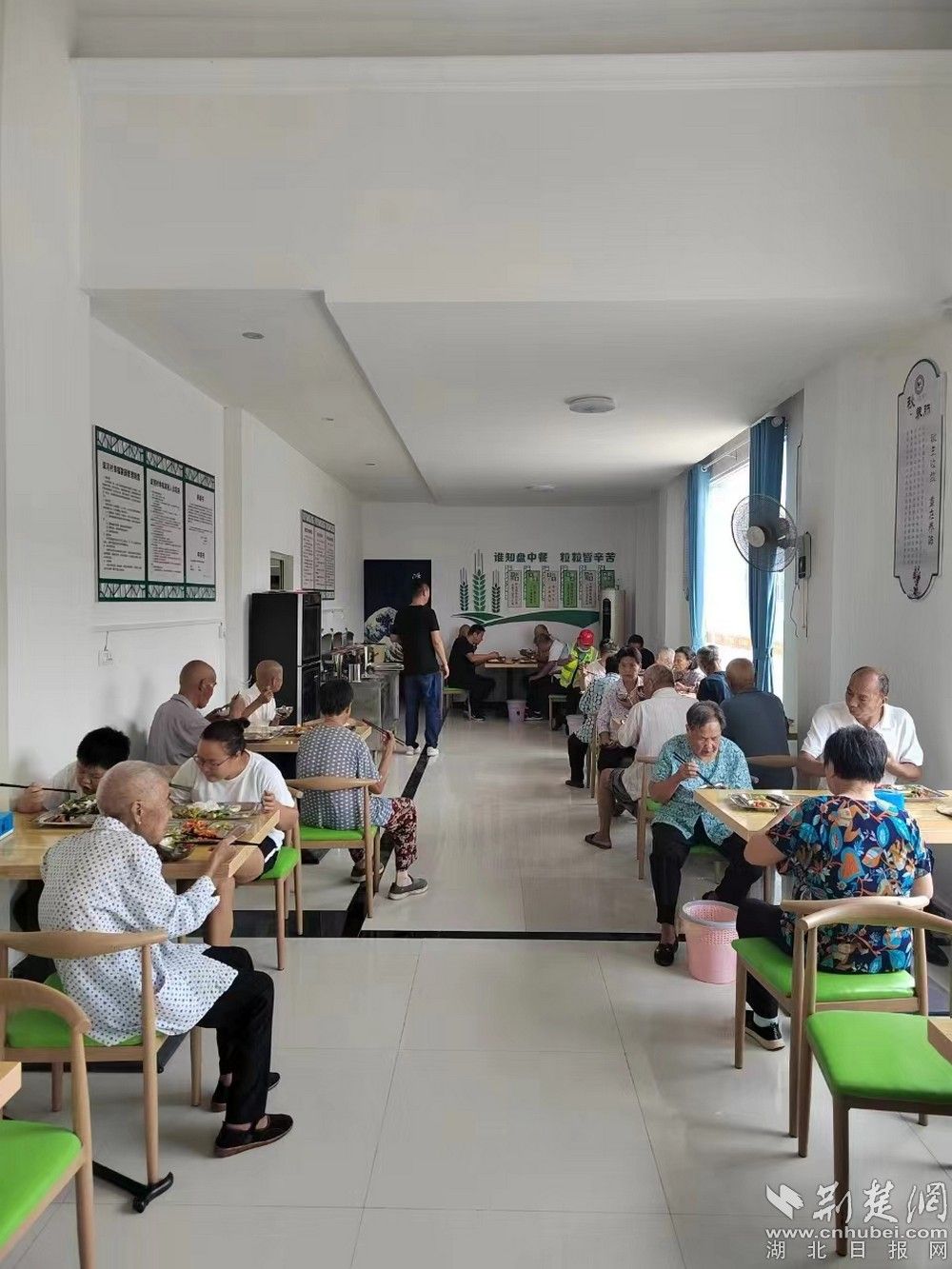 芳畈镇滚河村老年人用餐中.jpg.jpg