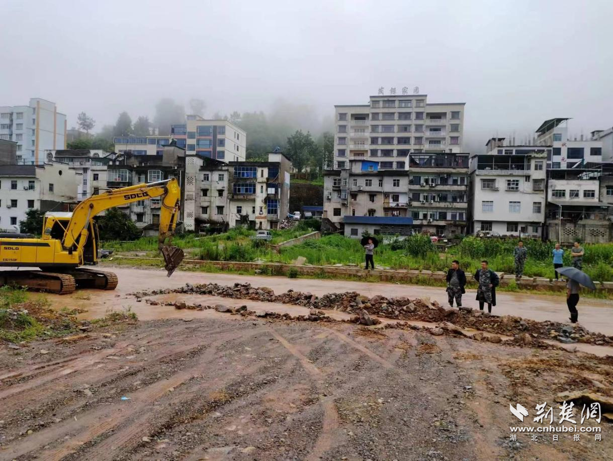 乡水利水产管理站出动挖机对位于溪丘湾村的道路进行恢复.png.png