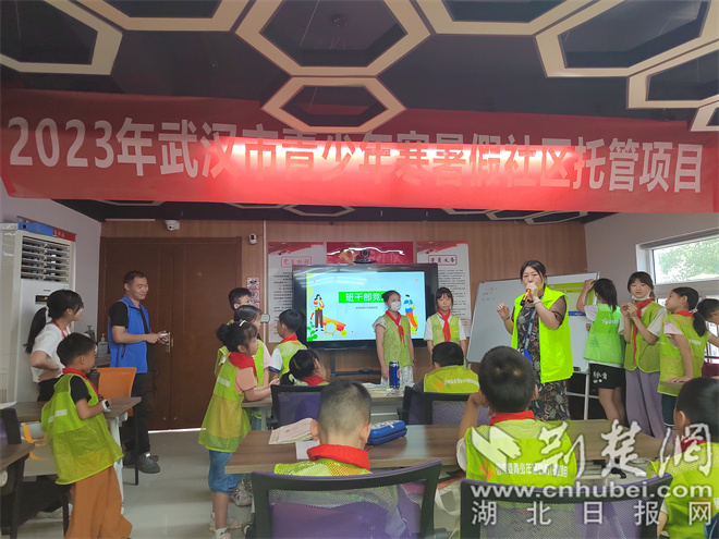 竞职演说决出十位班干部 .jpg