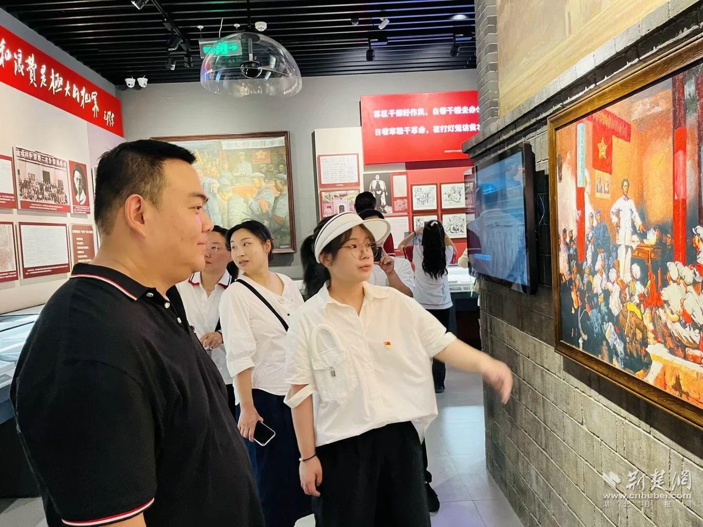 工作人员在中共纪律建设历史陈列馆做现场讲解.jpg.jpg