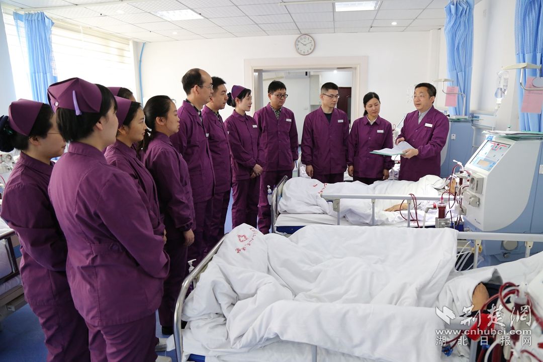 （图片2）胡大军贴心照顾每一位患者，被大家亲切地称为患者的“编外亲人”_副本.jpg.jpg