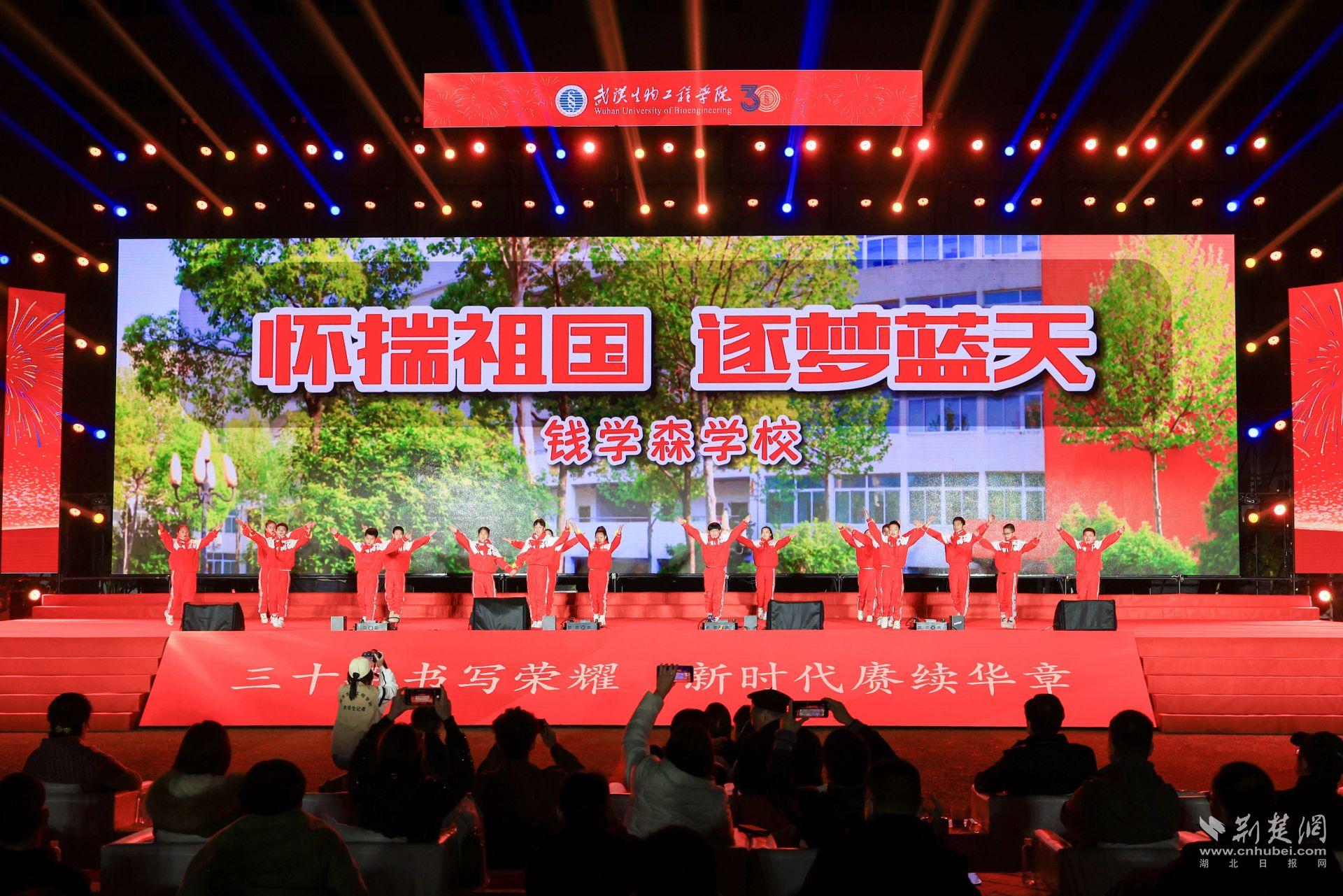 钱学森学校小朋友们诗朗诵《怀揣祖国 逐梦蓝天》.jpeg.jpeg