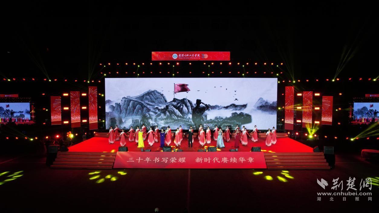 晚会在齐唱《我们的新时代》中落下帷幕.jpeg.jpeg