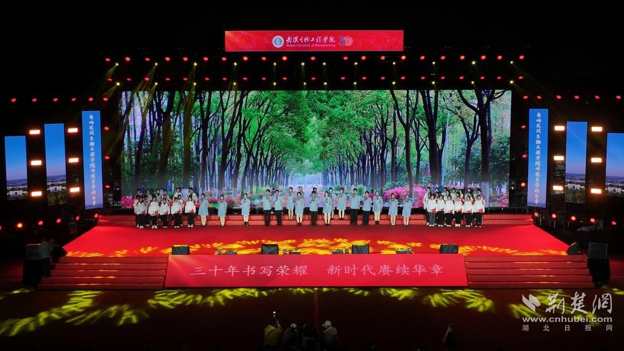 文学院和校艺术团的原创诗朗诵《卅载芳华 点亮一方》.jpeg.jpeg