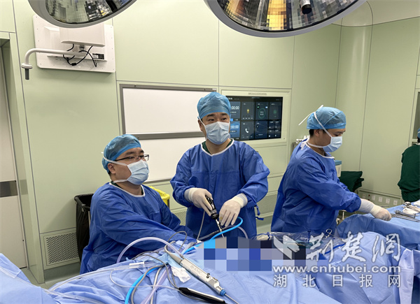 简小飞主任医师为患者进行关节镜手术.jpg