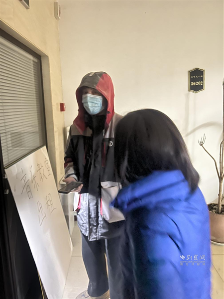 工作人员找救火英雄曾林了解情况.png.png