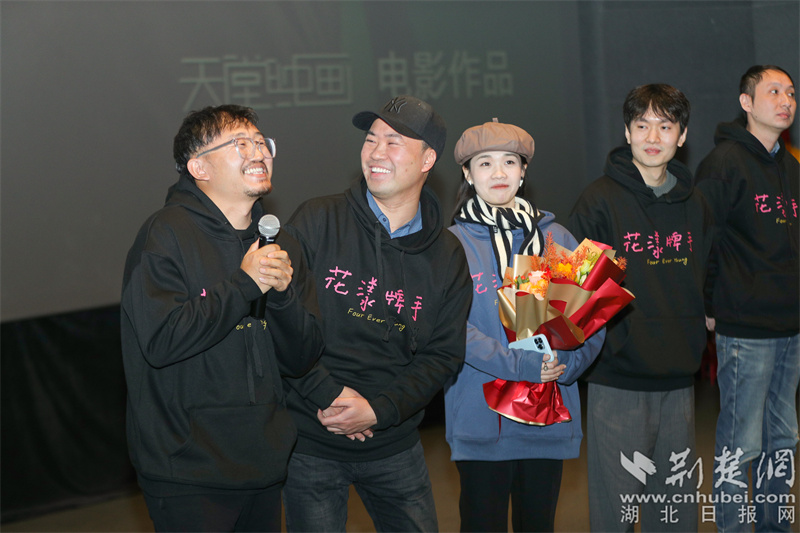 导演董松岩（左二）、摄影指导王鹏飞（左一）和主创团队与观众互动。武汉天堂映画供图.jpg