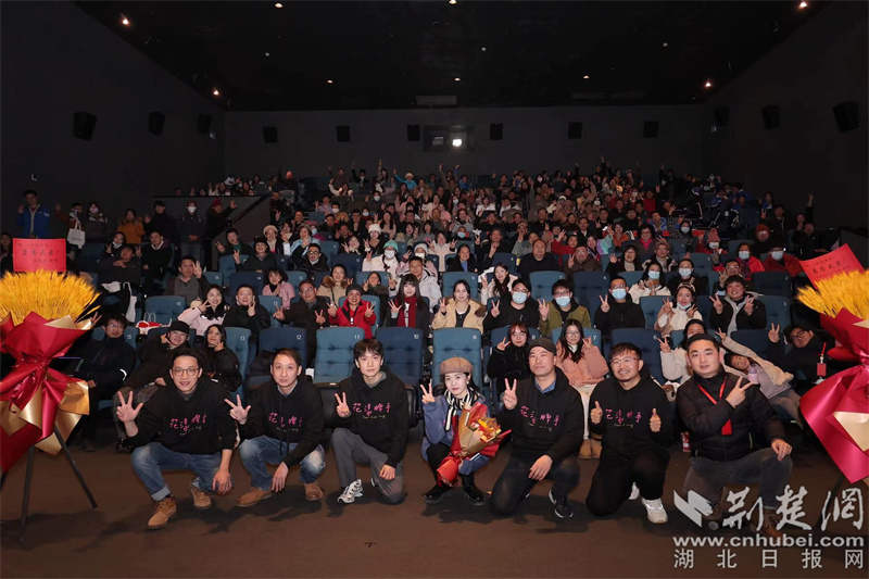 首映现场（左起制片人涂毅，制片人姚明，演员贲广煦，演员李皓璇， 导演董松岩，摄影指导王鹏飞，制片黄帅）.jpg