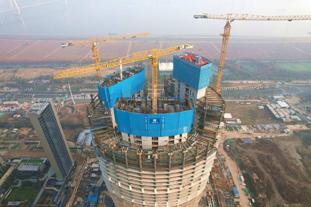 在鄂建筑央企创新1000余项专利和工法 造楼机巧“变形” 机器人成“工友”