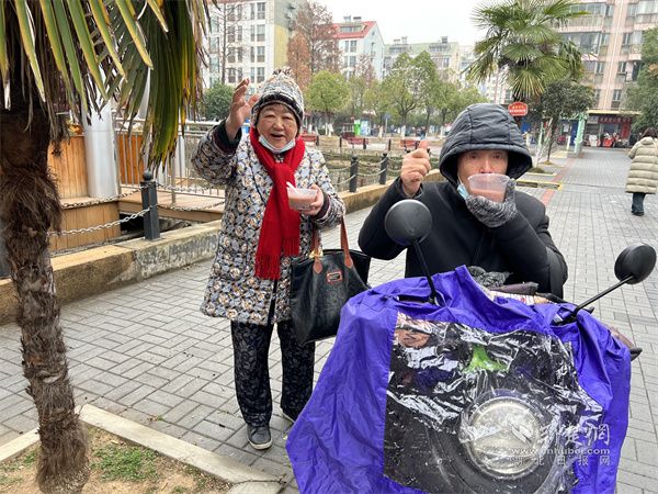 居民品尝腊八粥.jpg.jpg
