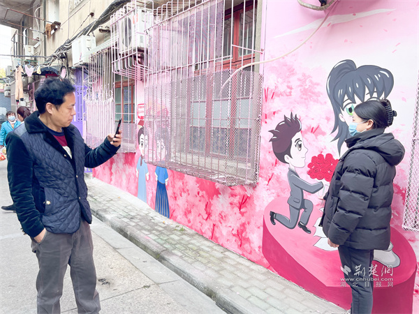 路人与爱情巷主题墙绘合影.jpg