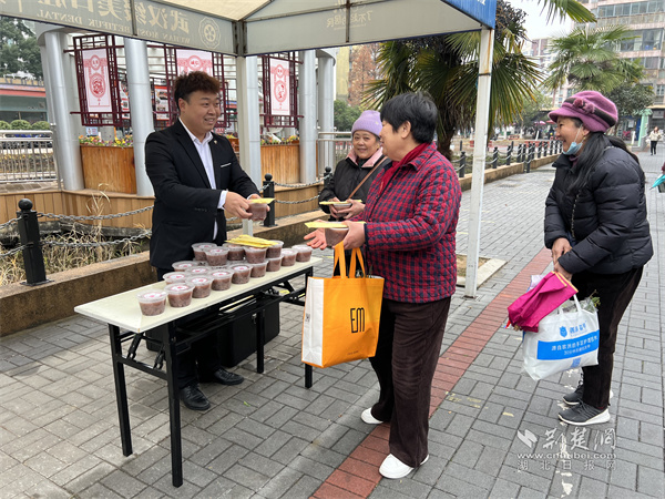 为居民赠送腊八粥.jpg