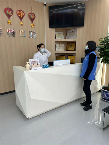 社区网格员了解商户诉求.jpg